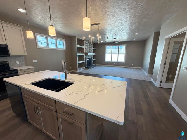 7004 E Copper Stone Cir Circle, Sioux Falls, SD 57110