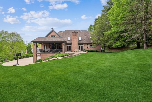 300 Hardy DRIVE, Upper St Clair, PA 15241