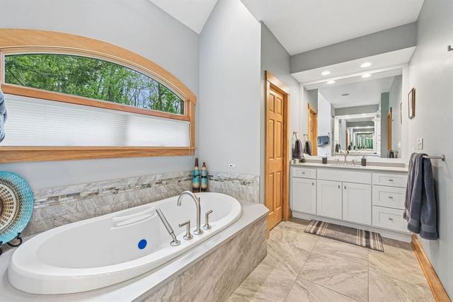 300 Hardy DRIVE, Upper St Clair, PA 15241