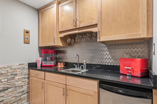300 Hardy DRIVE, Upper St Clair, PA 15241