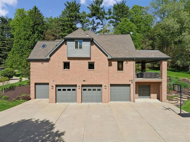 300 Hardy DRIVE, Upper St Clair, PA 15241