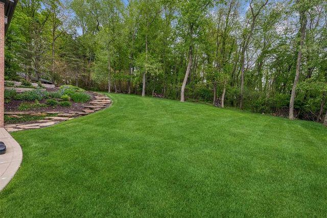 300 Hardy DRIVE, Upper St Clair, PA 15241