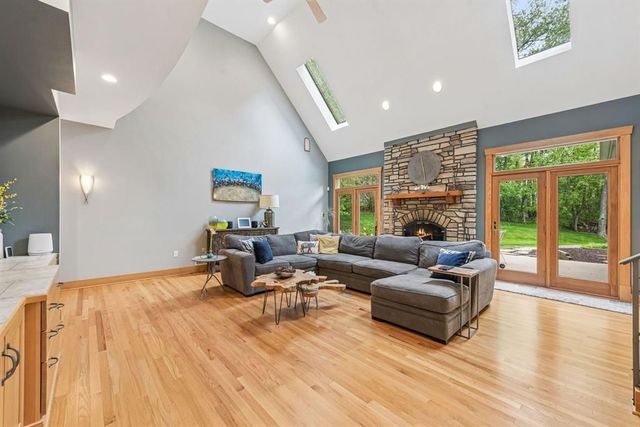 300 Hardy DRIVE, Upper St Clair, PA 15241