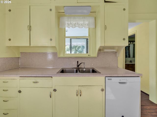 698 Grandview Ave, Scotts Mills, OR 97375