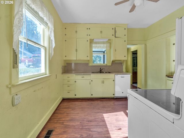 698 Grandview Ave, Scotts Mills, OR 97375