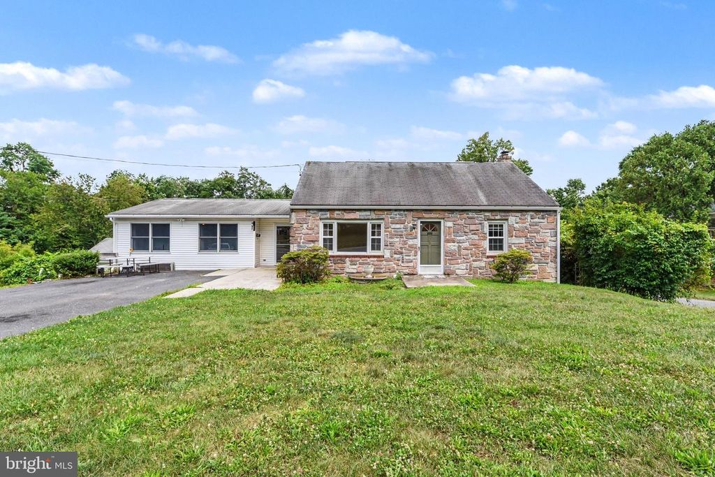922 VALLEY RD, Enola, PA 17025