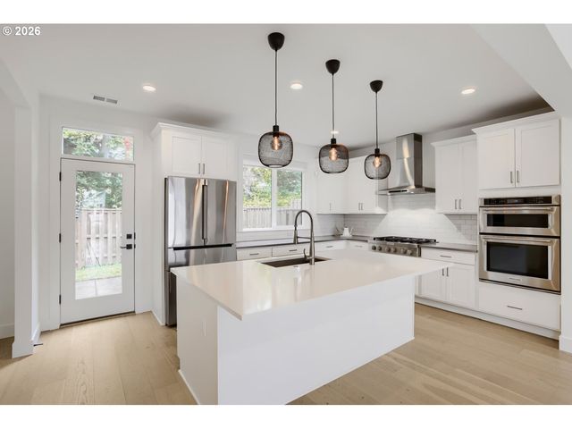 11689 Nw KEARNEY St, Portland, OR 97229