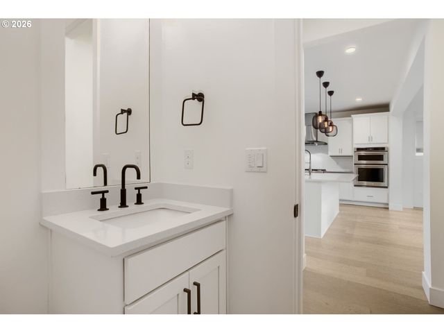 11689 Nw KEARNEY St, Portland, OR 97229