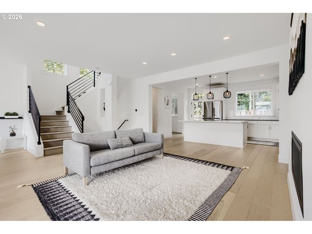 11689 Nw KEARNEY St, Portland, OR 97229