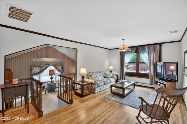 17 Point O Woods Road, Middletown, NJ 07748