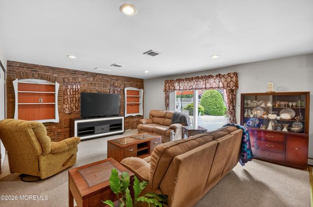 17 Point O Woods Road, Middletown, NJ 07748