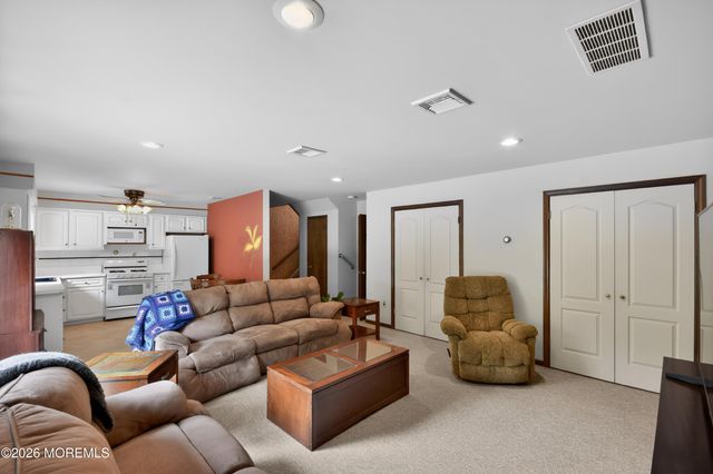 17 Point O Woods Road, Middletown, NJ 07748