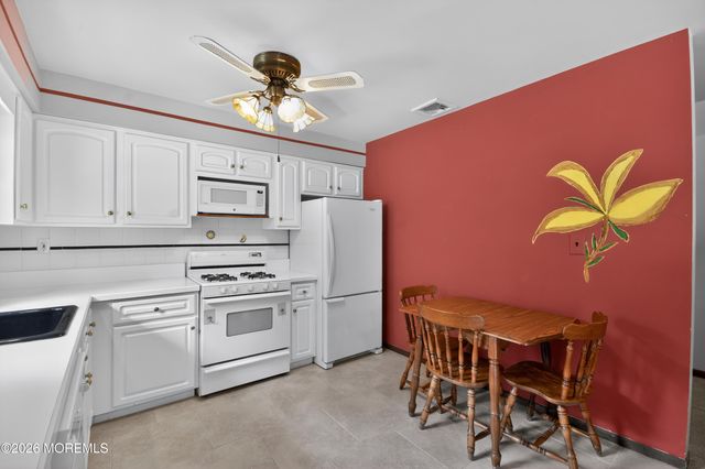 17 Point O Woods Road, Middletown, NJ 07748