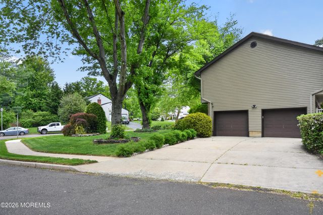17 Point O Woods Road, Middletown, NJ 07748