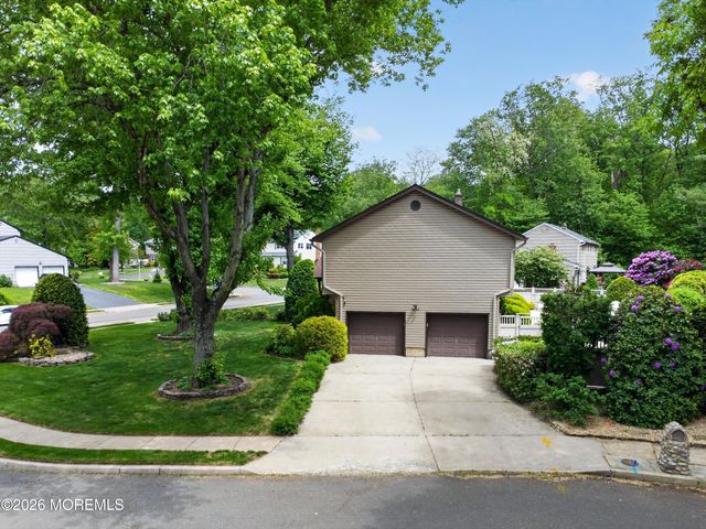 17 Point O Woods Road, Middletown, NJ 07748