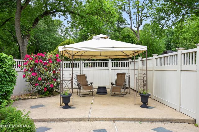 17 Point O Woods Road, Middletown, NJ 07748