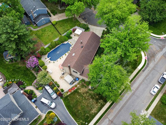 17 Point O Woods Road, Middletown, NJ 07748