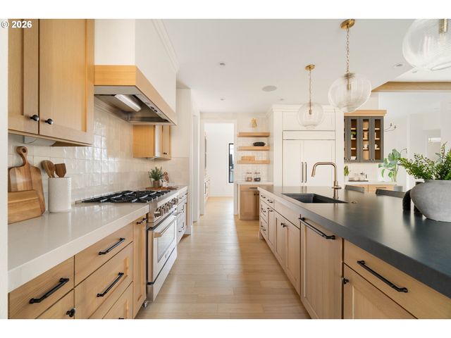 8125 Sw WESTGATE Way, Portland, OR 97225