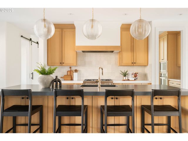 8125 Sw WESTGATE Way, Portland, OR 97225