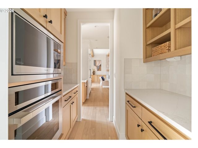 8125 Sw WESTGATE Way, Portland, OR 97225