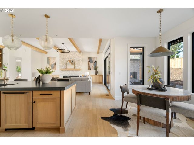 8125 Sw WESTGATE Way, Portland, OR 97225