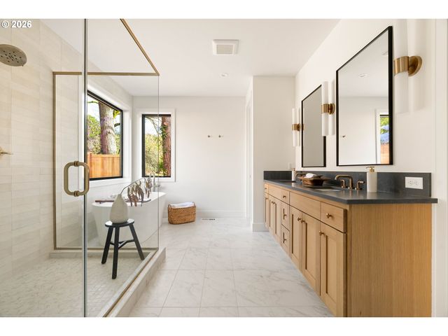 8125 Sw WESTGATE Way, Portland, OR 97225