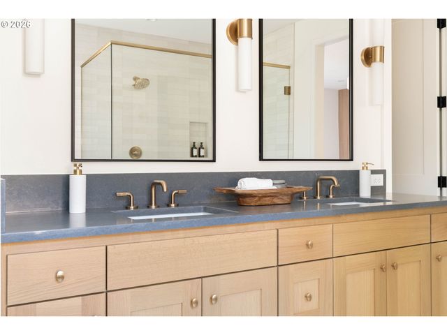 8125 Sw WESTGATE Way, Portland, OR 97225