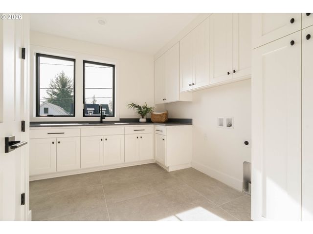 8125 Sw WESTGATE Way, Portland, OR 97225