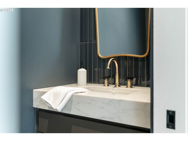 8125 Sw WESTGATE Way, Portland, OR 97225