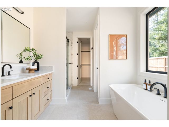 8125 Sw WESTGATE Way, Portland, OR 97225