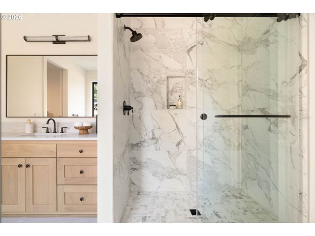 8125 Sw WESTGATE Way, Portland, OR 97225