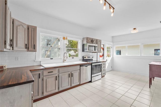 1550 3RD AVENUE W, Bradenton, FL 34205