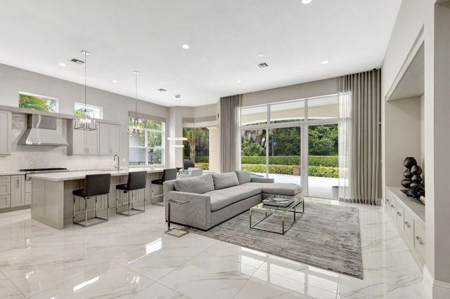 184 Viera Drive, Palm Beach Gardens, FL 33418