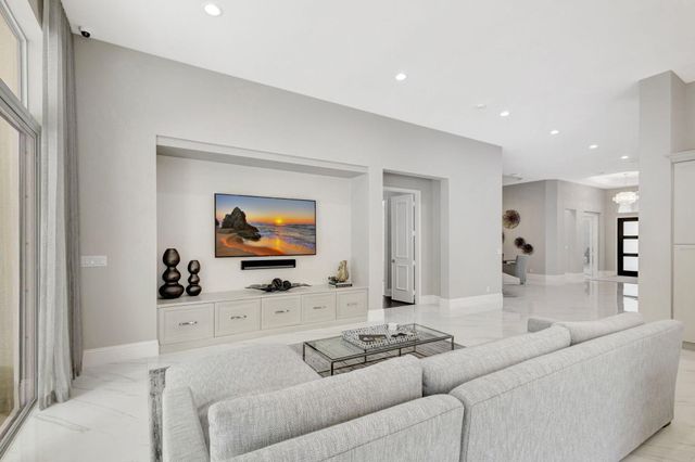 184 Viera Drive, Palm Beach Gardens, FL 33418