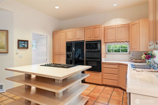 641 E Lakeshore Drive, Allyn, WA 98524