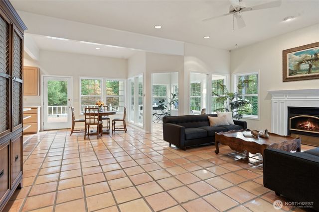 641 E Lakeshore Drive, Allyn, WA 98524