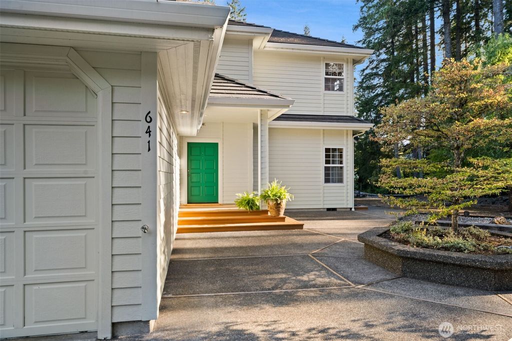641 E Lakeshore Drive, Allyn, WA 98524