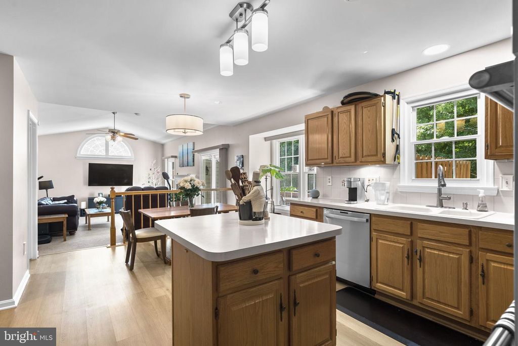 Image 10 of property listing at 14021 HEATHERSTONE DR, Bowie, MD 20720