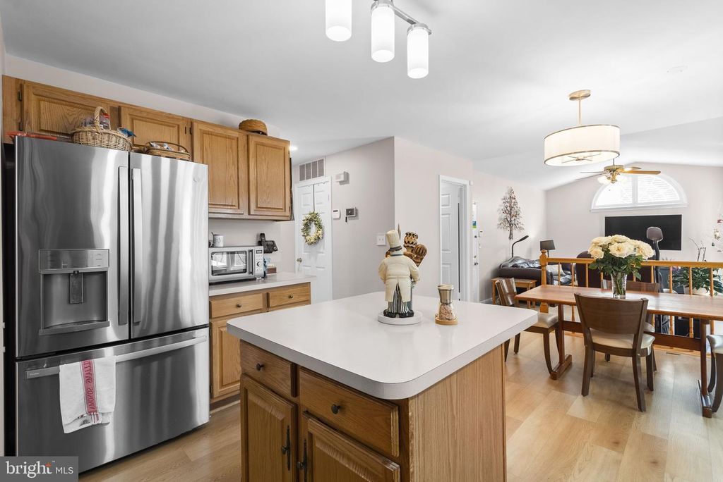 Image 11 of property listing at 14021 HEATHERSTONE DR, Bowie, MD 20720