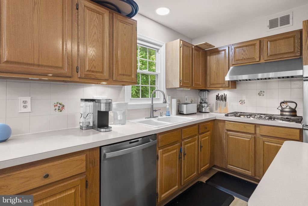 Image 14 of property listing at 14021 HEATHERSTONE DR, Bowie, MD 20720