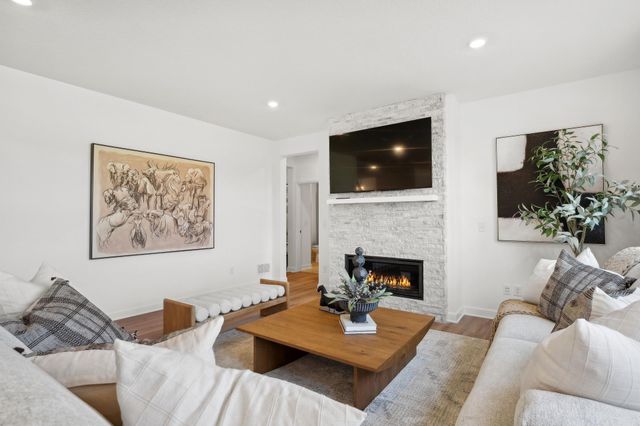 8680 Periwinkle Boulevard, Woodbury, MN 55129