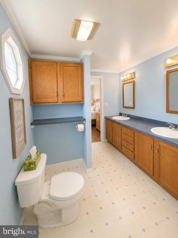 12 LONGWOOD CT W, Harleysville, PA 19438