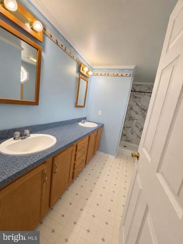 12 LONGWOOD CT W, Harleysville, PA 19438