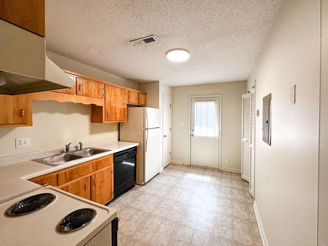 470 Martha Ln Apt C, Clarksville, TN 37043