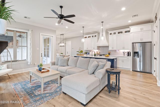 101 Oak Village Drive, Scott, LA 70583
