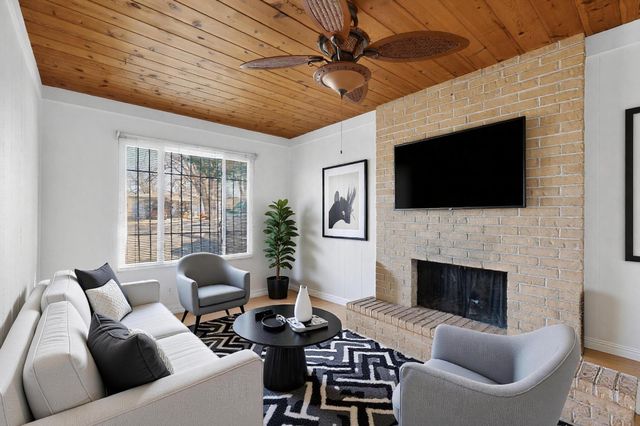 929 Palomas Drive SE, Albuquerque, NM 87108