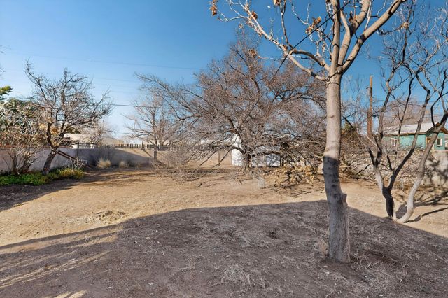 929 Palomas Drive SE, Albuquerque, NM 87108