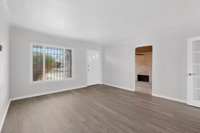 929 Palomas Drive SE, Albuquerque, NM 87108