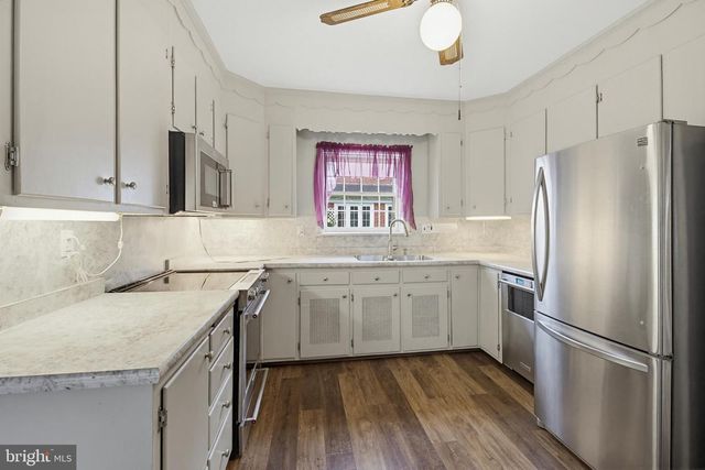 8 MAYFIELD DR, Leola, PA 17540