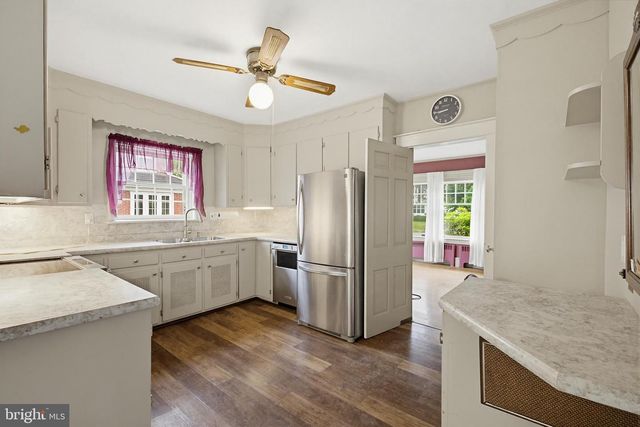 8 MAYFIELD DR, Leola, PA 17540